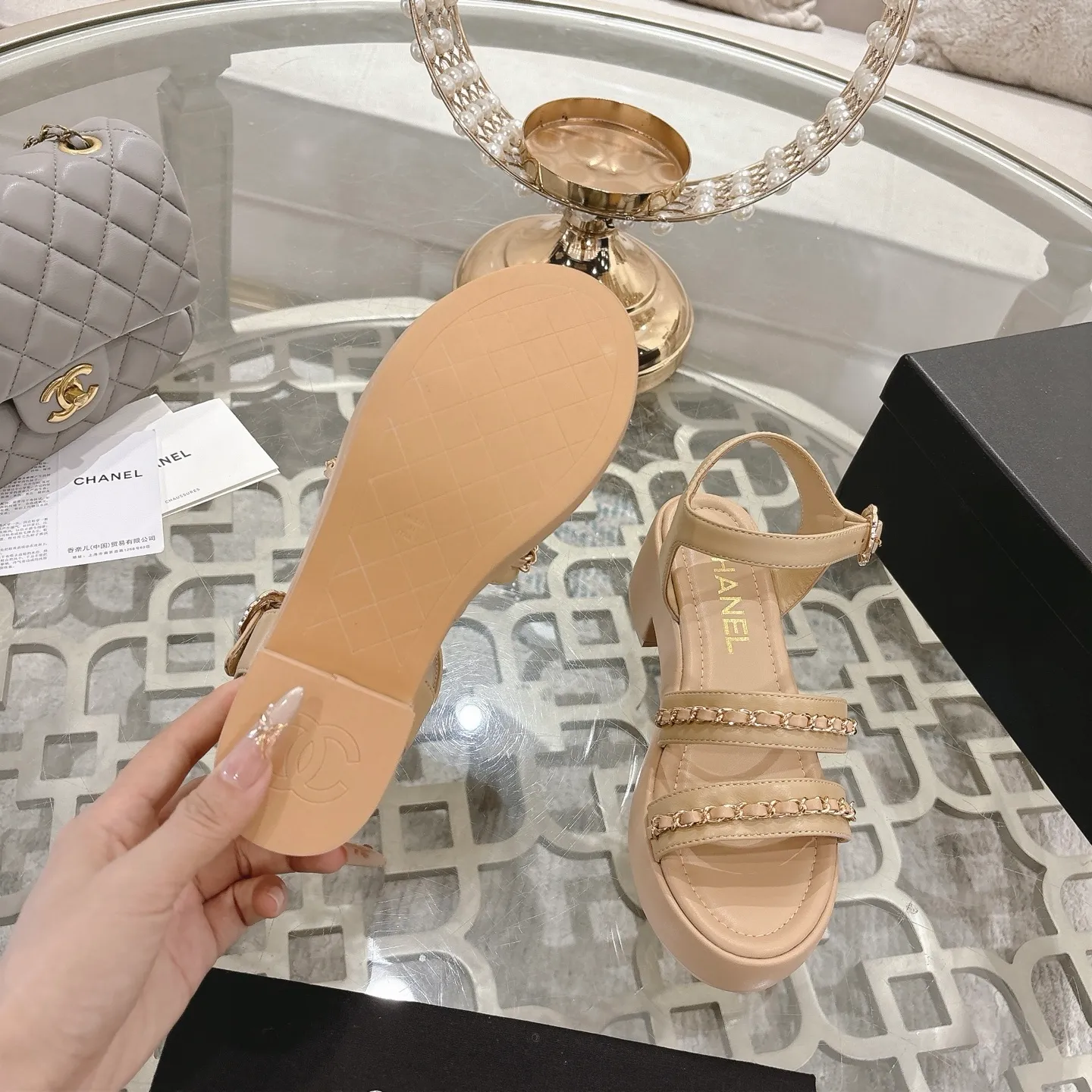 👟👟Ex-factory price 560👟👟Chanel Xiaoxiang 2025ss spring and summer latest catwalk fashion chain decoration top quality! Accurate to 1:1, light luxury without tiring the feet, the upper foot can be matched with spring and summer clothes at will, highlighting texture and taste, simple yet luxurious appearance, even if it is just a pair of sandals, it is definitely a must-have pair in the summer shoe cabinet. Upper: imported lambskin. Lining: imported sheepskin lining. Outsole: original customized outsole. Size: 35-40 (40.41.42 custom-made, non-returnable)